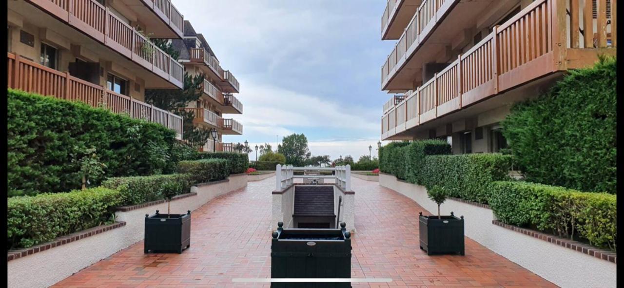 Appartement Front De Mer Deauville Exterior photo